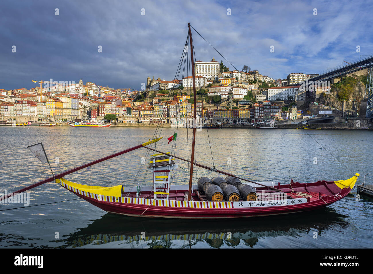 La barca del vino del porto di Ferreira chiamata Rabelo Boat su un fiume Douro nella città di Vila Nova de Gaia. Porto città fiume banca sullo sfondo Foto Stock