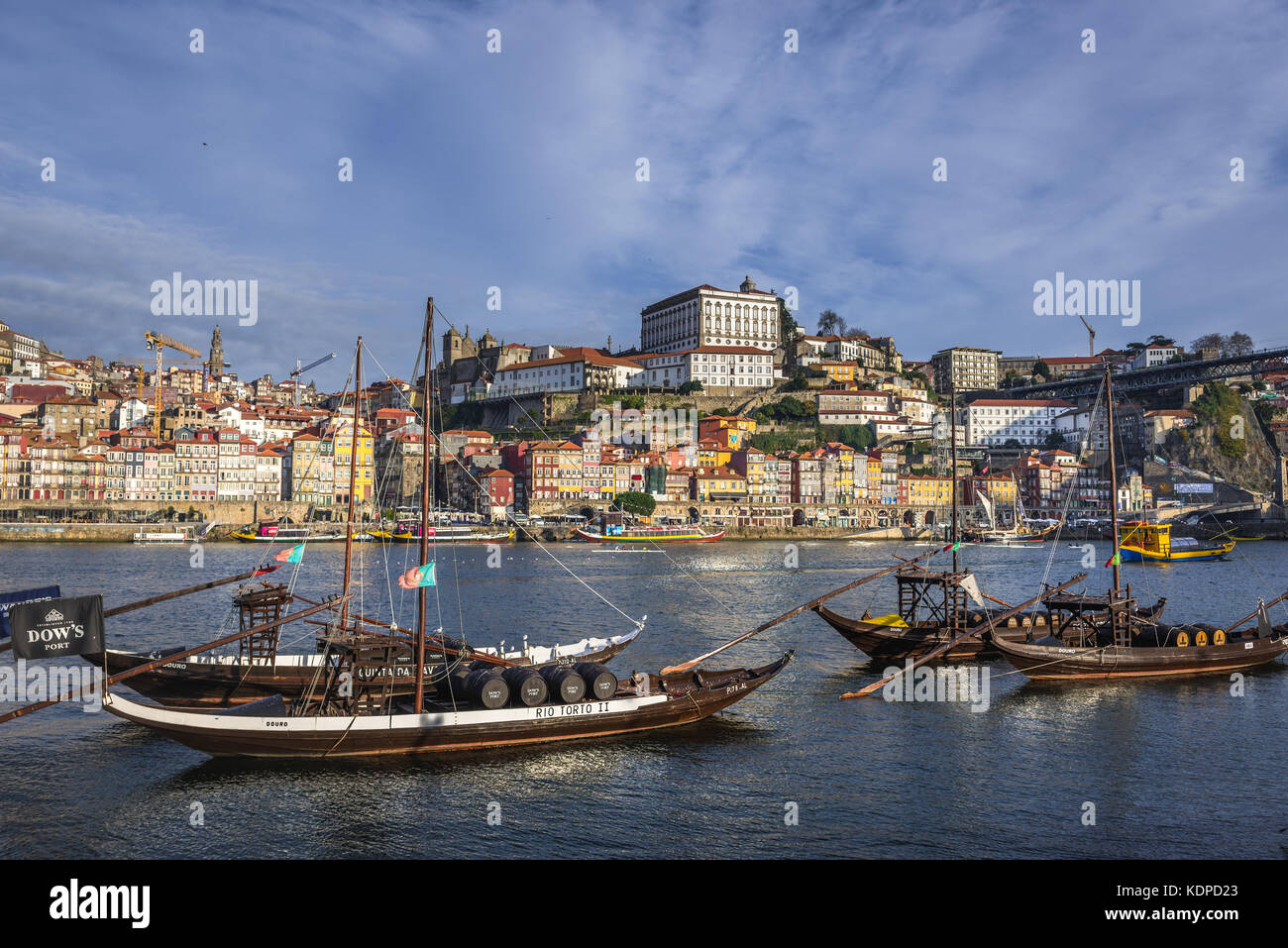 La Dow e la Warre porta barche vino chiamato Rabelo barche sul fiume Douro in Vila Nova de Gaia città. Porto city river bank su sfondo Foto Stock