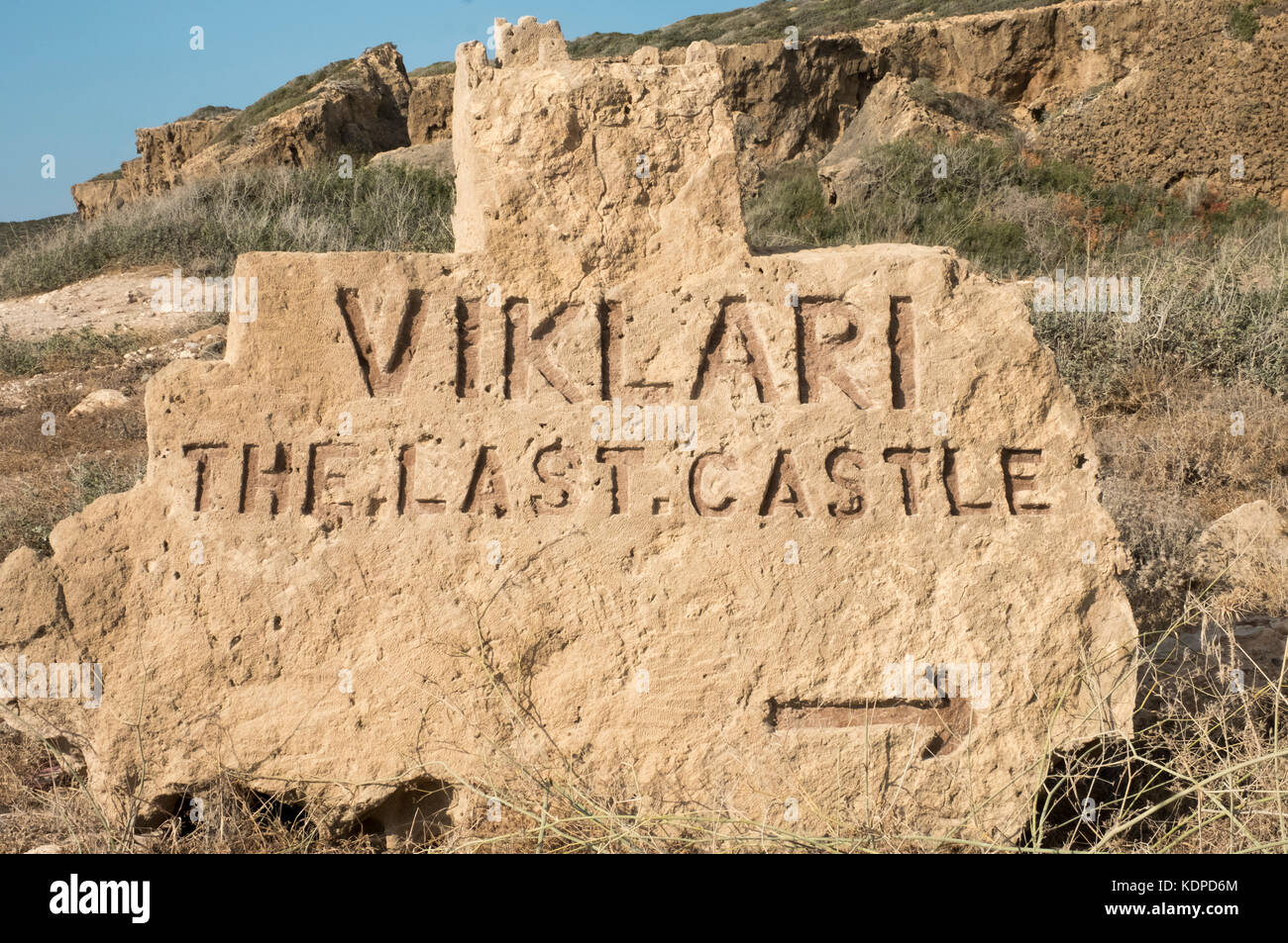 Un segno scolpito nella roccia per l'ultimo castello ristorante sulla penisola di Akamas Peyia, regione, distretto di Paphos, Cipro Foto Stock