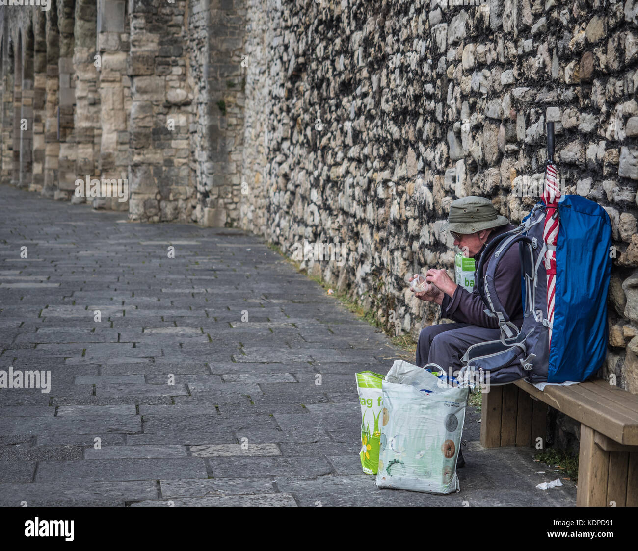 In attesa del bus. Southampton Mura, Inghilterra, Regno Unito. Foto Stock