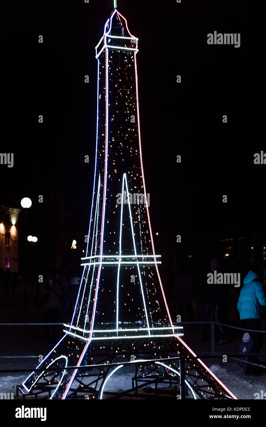 Decorazione di illuminazione come punti di riferimento del mondo nella città di gomel durante il nuovo anno di celebrazione del festival. Foto Stock