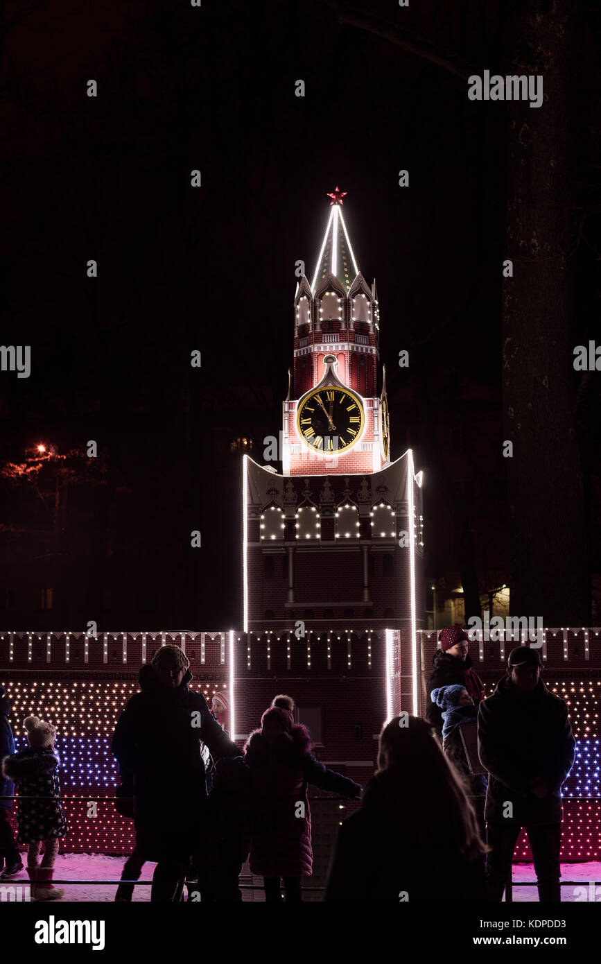 Decorazione di illuminazione come punti di riferimento del mondo nella città di gomel durante il nuovo anno di celebrazione del festival. Foto Stock