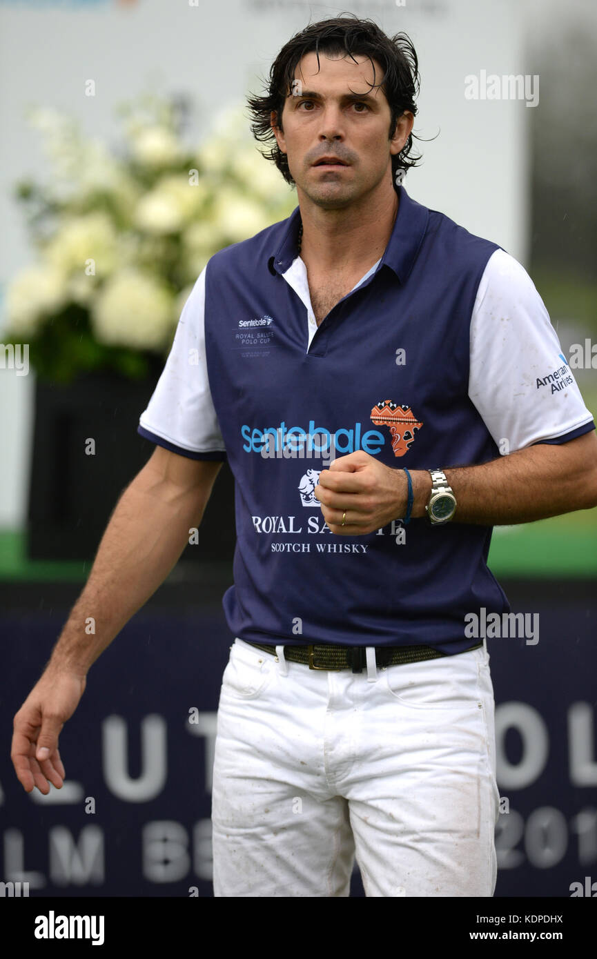 Wellington, FL - 04 MAGGIO: Nacho Figueras si terrà durante la cerimonia di premiazione alla Sentebale Royal Salute Polo Cup il 4 maggio 2016 a Wellington, Florida. Persone: Nacho Figueras Transmission Ref: FLXX Credit: Hoo-Me.com/MediaPunch ***NO UK*** Foto Stock