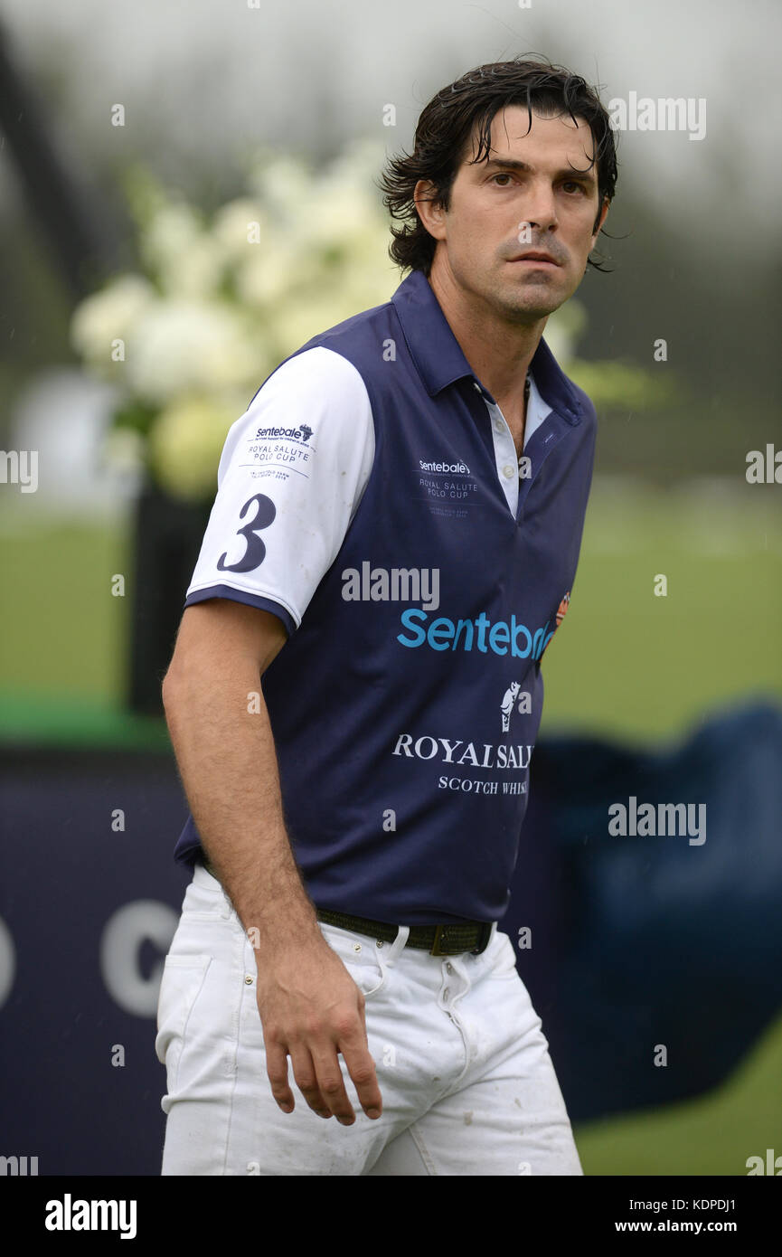 Wellington, FL - 04 MAGGIO: Nacho Figueras si terrà durante la cerimonia di premiazione alla Sentebale Royal Salute Polo Cup il 4 maggio 2016 a Wellington, Florida. Persone: Nacho Figueras Transmission Ref: FLXX Credit: Hoo-Me.com/MediaPunch ***NO UK*** Foto Stock