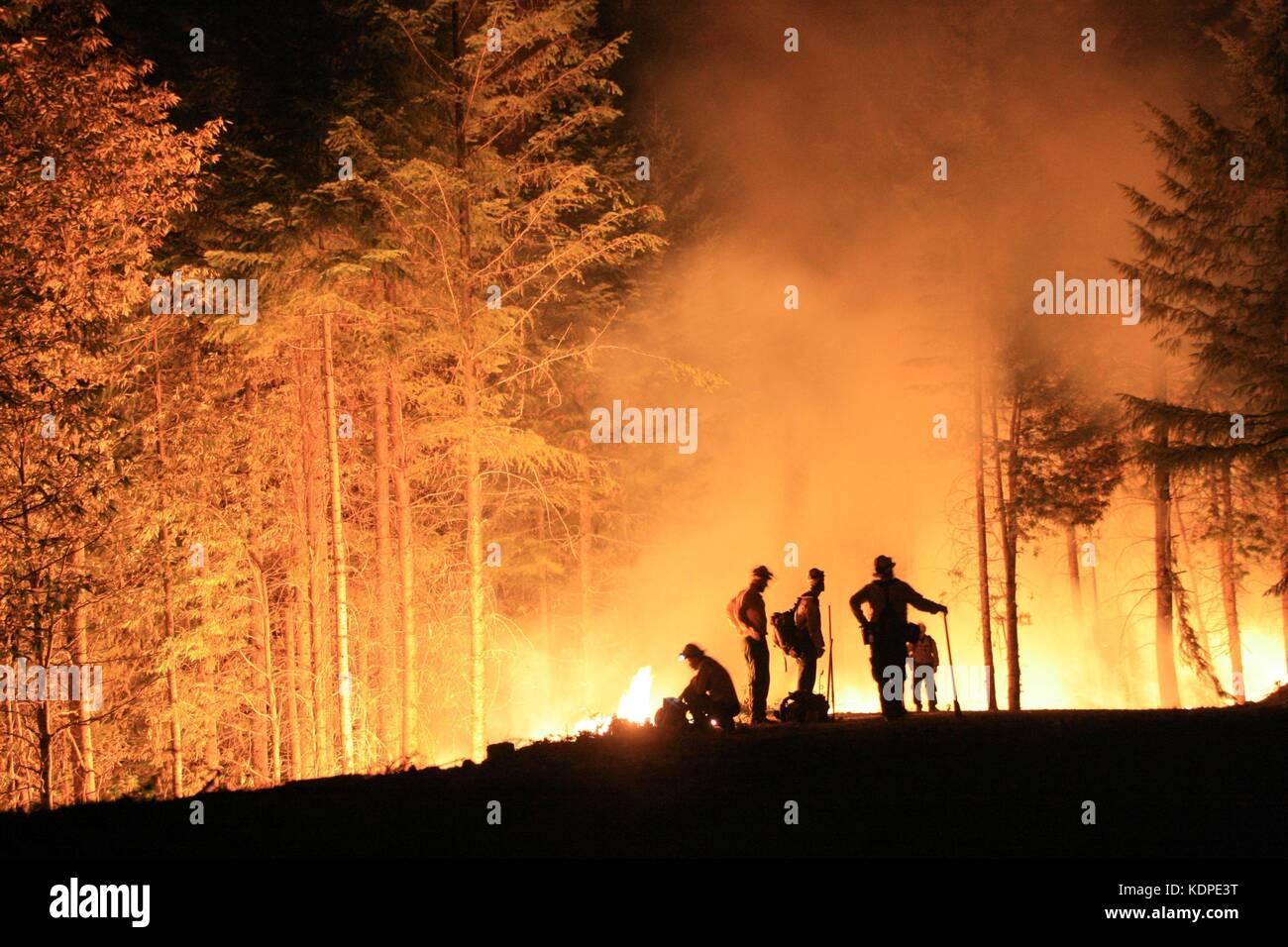 Backcountry fire fighters stagliano dall'orleans complesso forest fire brucia in sei fiumi foresta nazionale di agosto 28, 2017 vicino a Crescent City, California. Foto Stock