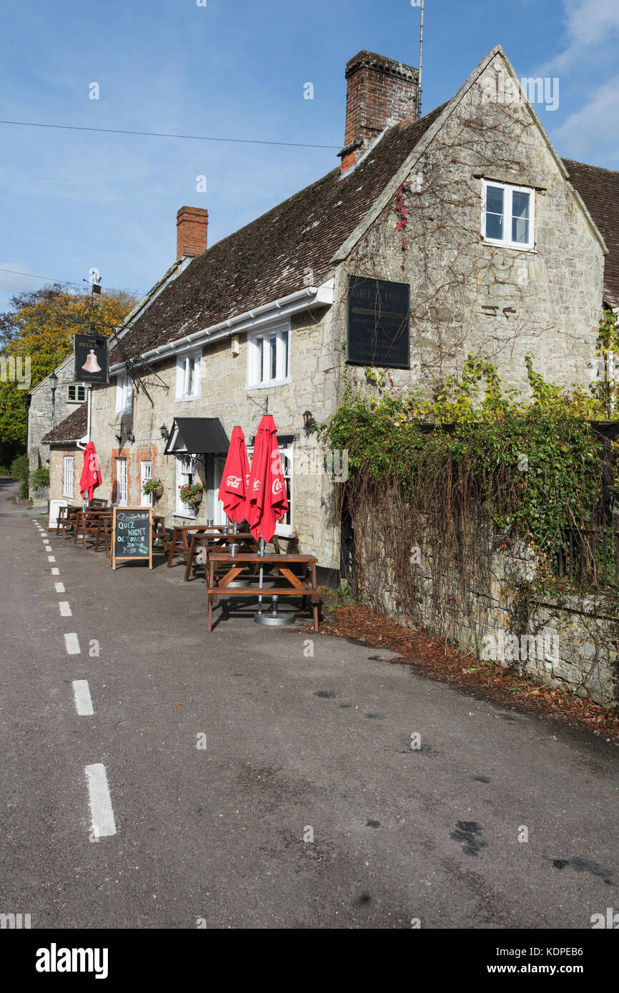 La Bell Inn Wylye, Warminster, Wiltshire, Inghilterra, Regno Unito Foto Stock