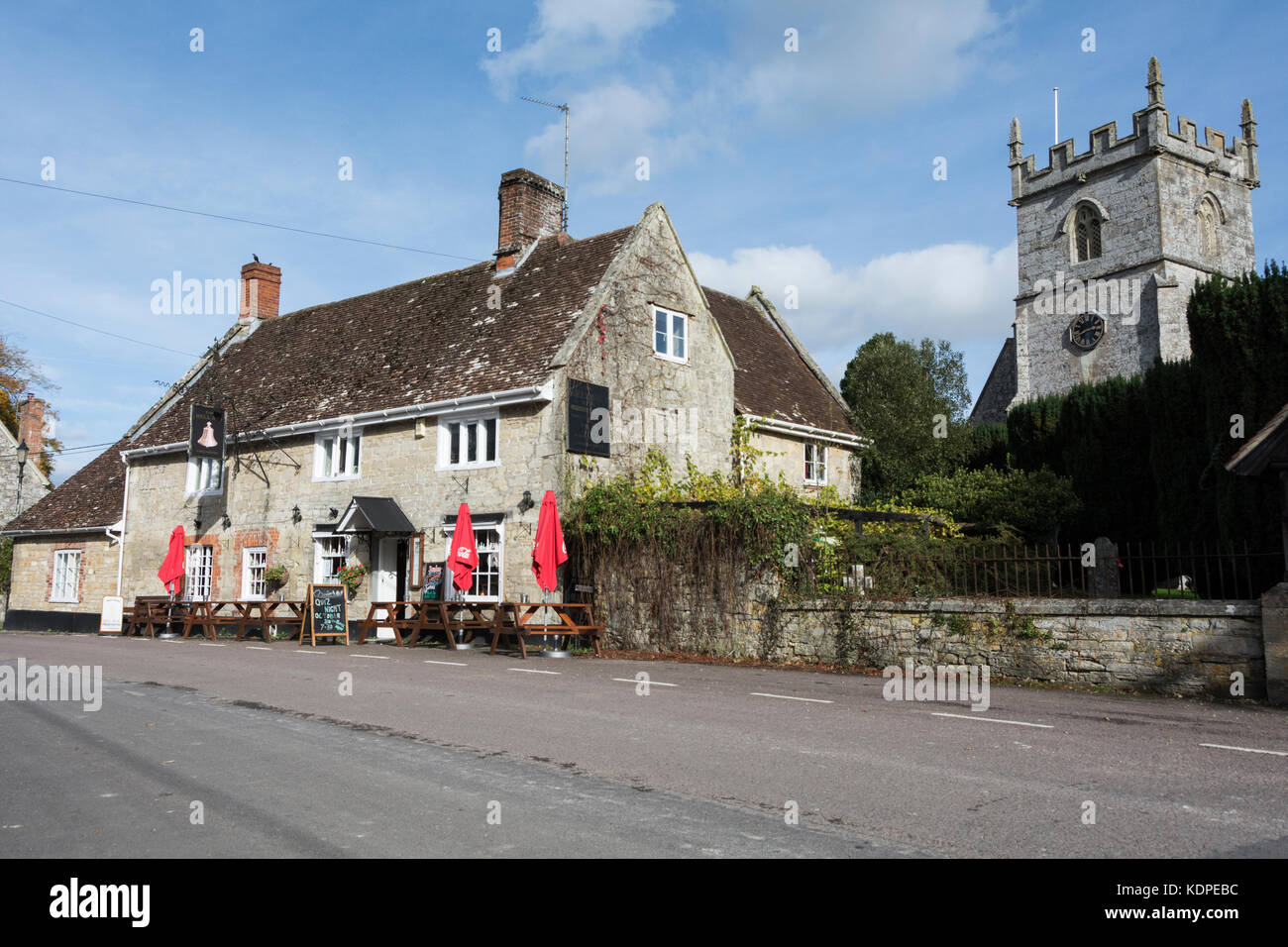 La Bell Inn Wylye, Warminster, Wiltshire, Inghilterra, Regno Unito Foto Stock