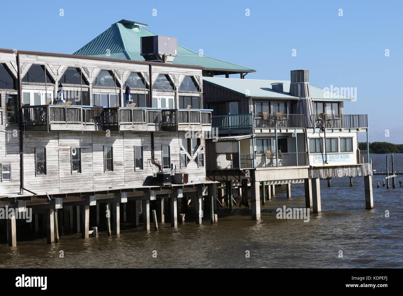 Storici edifici fronte mare su palafitte in Cedar Key, FL. Cedar Key è nel Registro Nazionale dei Luoghi Storici dal 1989. Foto Stock