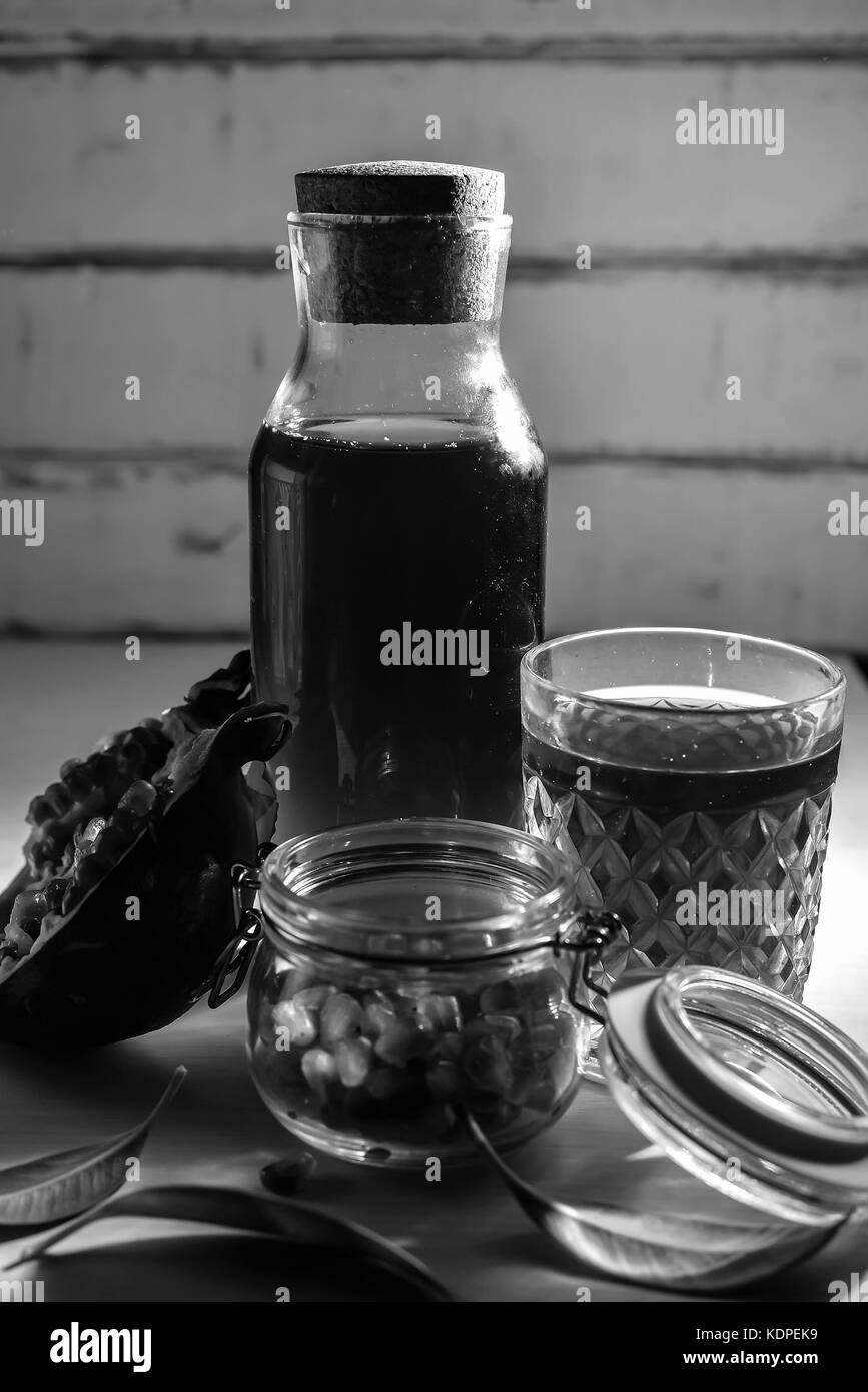 Composizione del melograno con succo Foto Stock