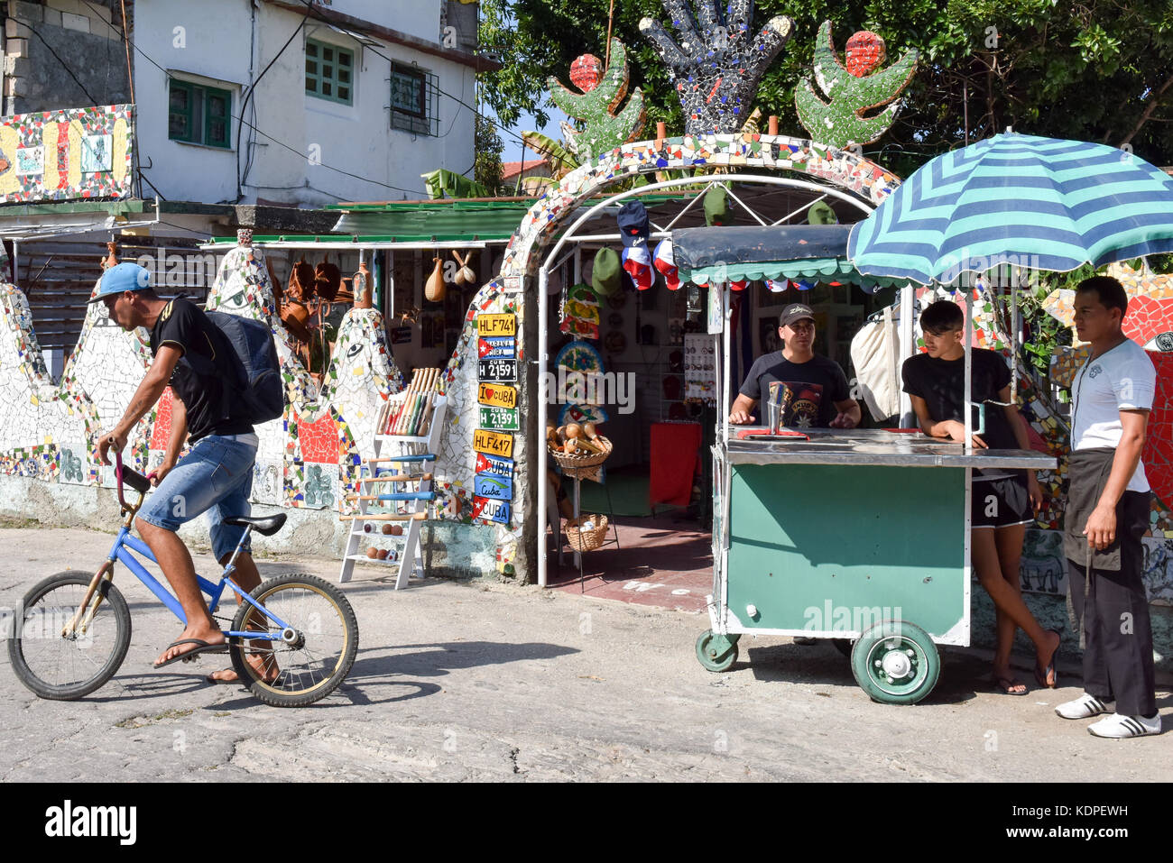 Fusterlandia, un arte complessa è chiamato dopo il suo creatore Jose Fuster è stata stabilita in Jaimanitas, una zona economicamente depressa vicino a L'Avana Cuba Foto Stock