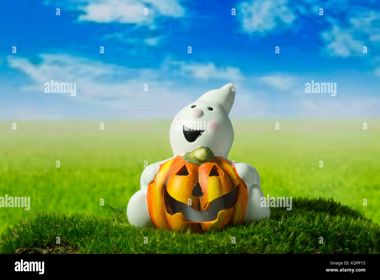Funny ghost con la zucca sul prato verde di halloween Foto Stock
