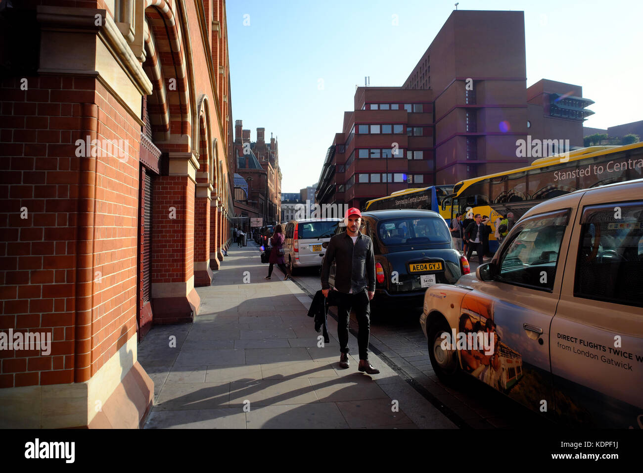 Taxi presso la stazione di St. Pancras, Londra, Inghilterra Foto Stock