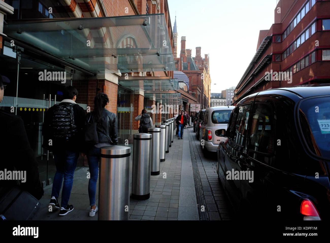 Taxi presso la stazione di St. Pancras, Londra, Inghilterra Foto Stock