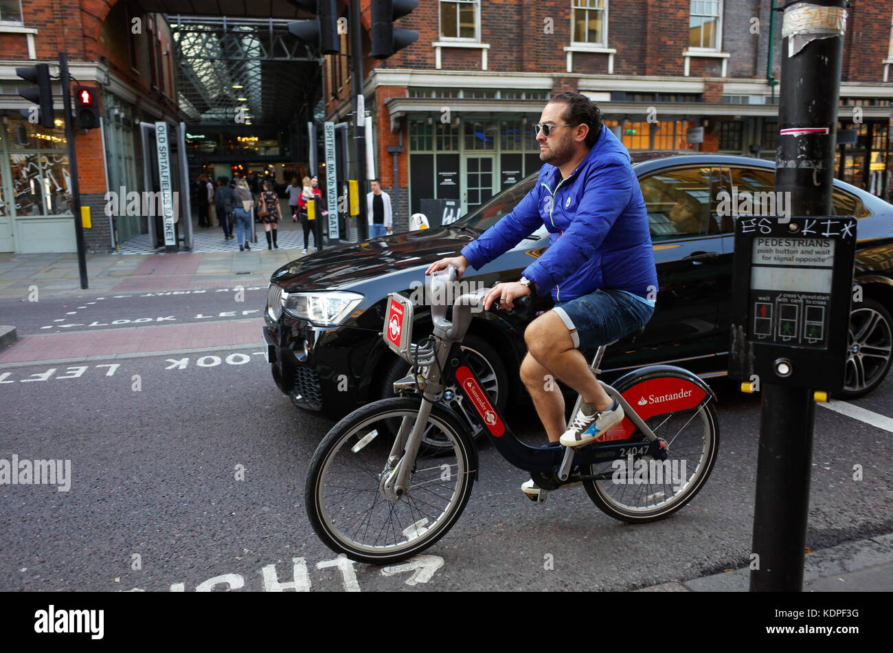 Escursioni in bicicletta a nolo bici lungo il lato del traffico di veicoli a Londra in Inghilterra Foto Stock