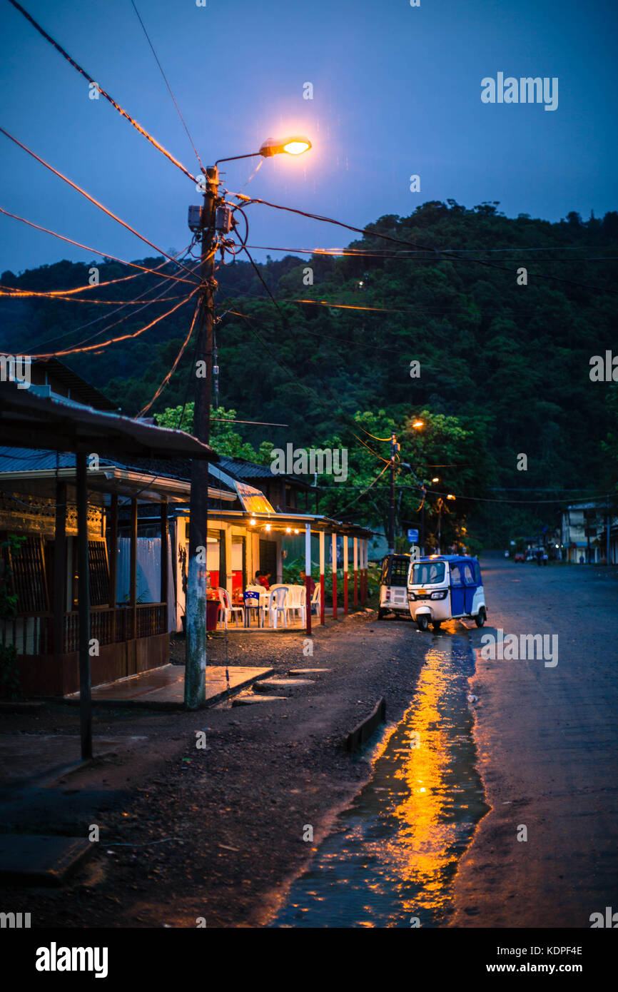 Bahia Solano è una piccola città isolata sulla costa pacifica della Colombia, nel dipartimento di Chocó, ed è abitata principalmente da Afro-Colombiani. Foto Stock