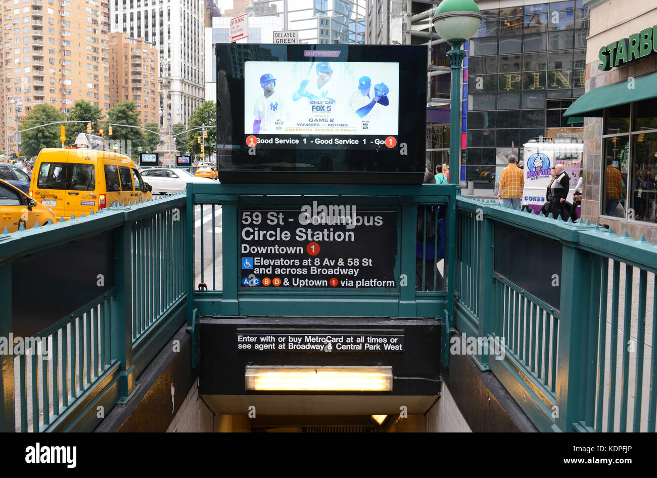 NEW YORK, CIRCA OTTOBRE 2017. Sta diventando evidente che molte stazioni della metropolitana MTA a Manhattan non hanno accesso per disabili, rendendo il viaggio più difficile per disabili o anziani, provocando cause legali credito: robert cicchetti/Alamy Live News Foto Stock