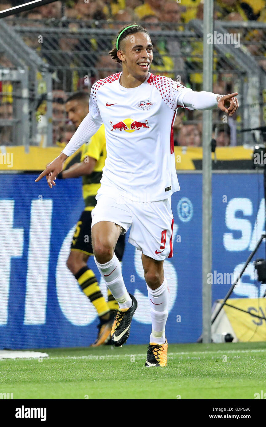 Dortmund, Germania. 14 ottobre 2017. Yussuf Poulsen del Rasenballsport Leipzig festeggia dopo aver segnato durante la partita di calcio della Bundesliga tra il Borussia Dortmund e il Rasenballsport Leipzig al Signal Iduna Park di Dortmund, Germania, il 14 ottobre 2017. Crediti: Ulrich Hufnagel/Xinhua/Alamy Live News Foto Stock