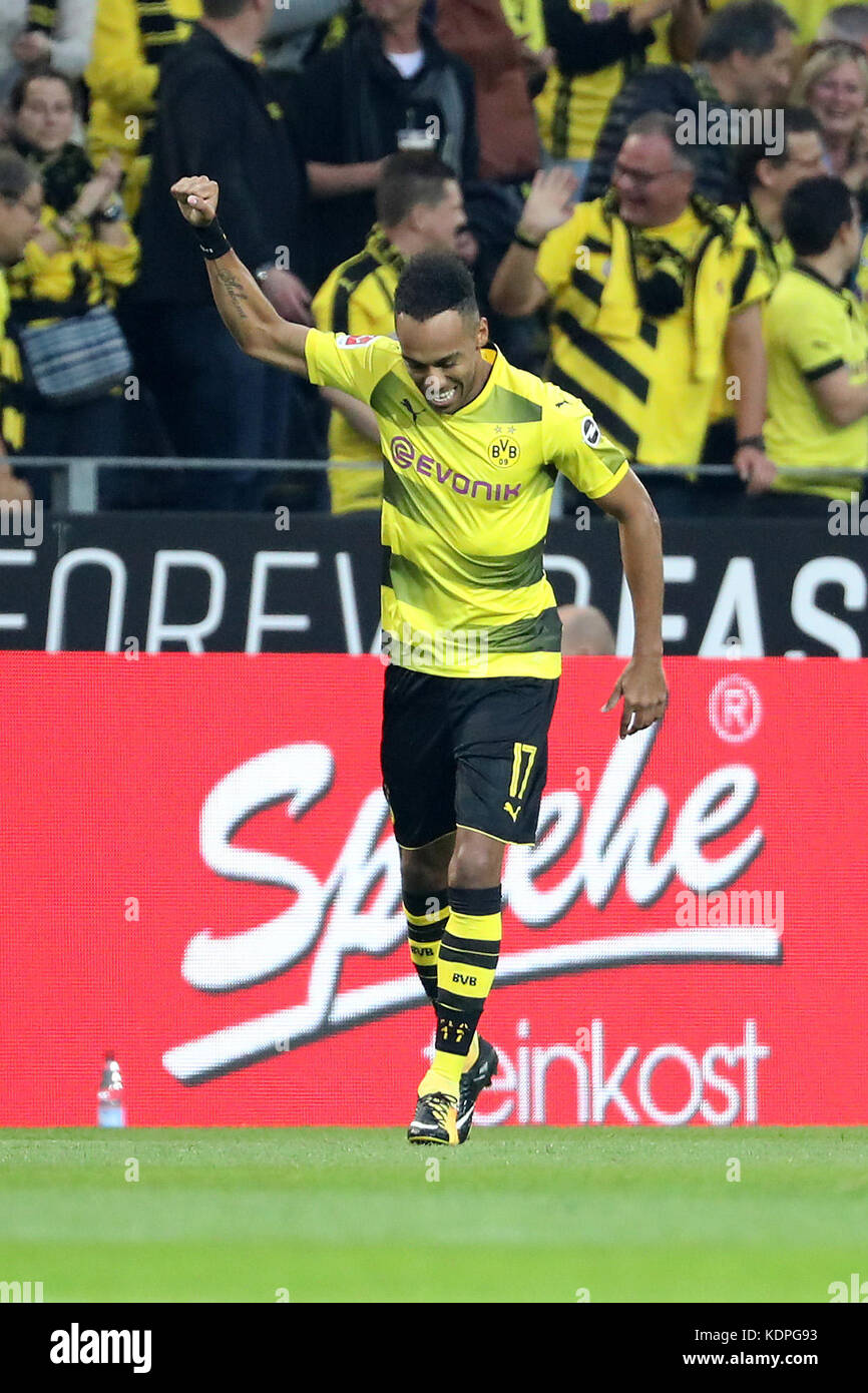 Dortmund, Germania. 14 ottobre 2017. Pierre-Emerick Aubameyang del Borussia Dortmund festeggia dopo aver segnato durante la partita di calcio della Bundesliga tra Borussia Dortmund e Rasenballsport Leipzig al Signal Iduna Park di Dortmund, Germania, il 14 ottobre 2017. Crediti: Ulrich Hufnagel/Xinhua/Alamy Live News Foto Stock