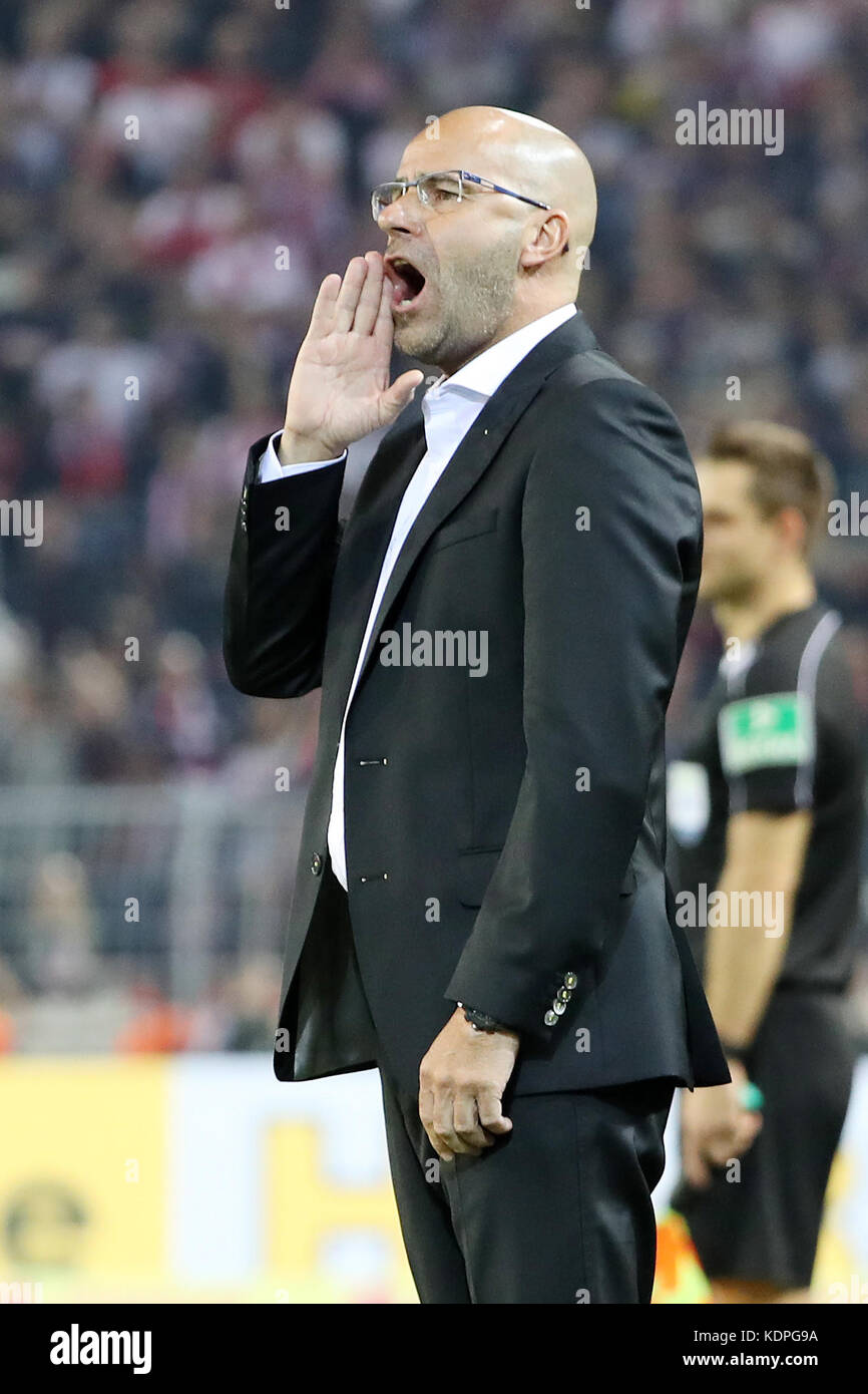 Dortmund, Germania. 14 ottobre 2017. Peter Bosz, allenatore del Borussia Dortmund reagisce durante la partita di calcio della Bundesliga tra il Borussia Dortmund e il Rasenballsport Leipzig al Signal Iduna Park di Dortmund, in Germania, il 14 ottobre 2017. Crediti: Ulrich Hufnagel/Xinhua/Alamy Live News Foto Stock