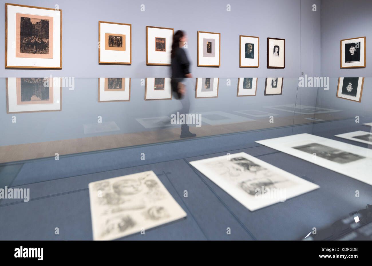 Dresda, Germania. 12 ottobre 2017. Una donna visita la mostra "Kaethe Kollwitz a Dresda" presso il Gabinetto per incisione del rame (Kupferstich-Kabinett) a Dresda, Germania, 12 ottobre 2017. La mostra si svolge tra il 19 ottobre 2017 e il 14 gennaio 2018. Crediti: Monika Skolimowska/dpa-Zentralbild/dpa/Alamy Live News Foto Stock