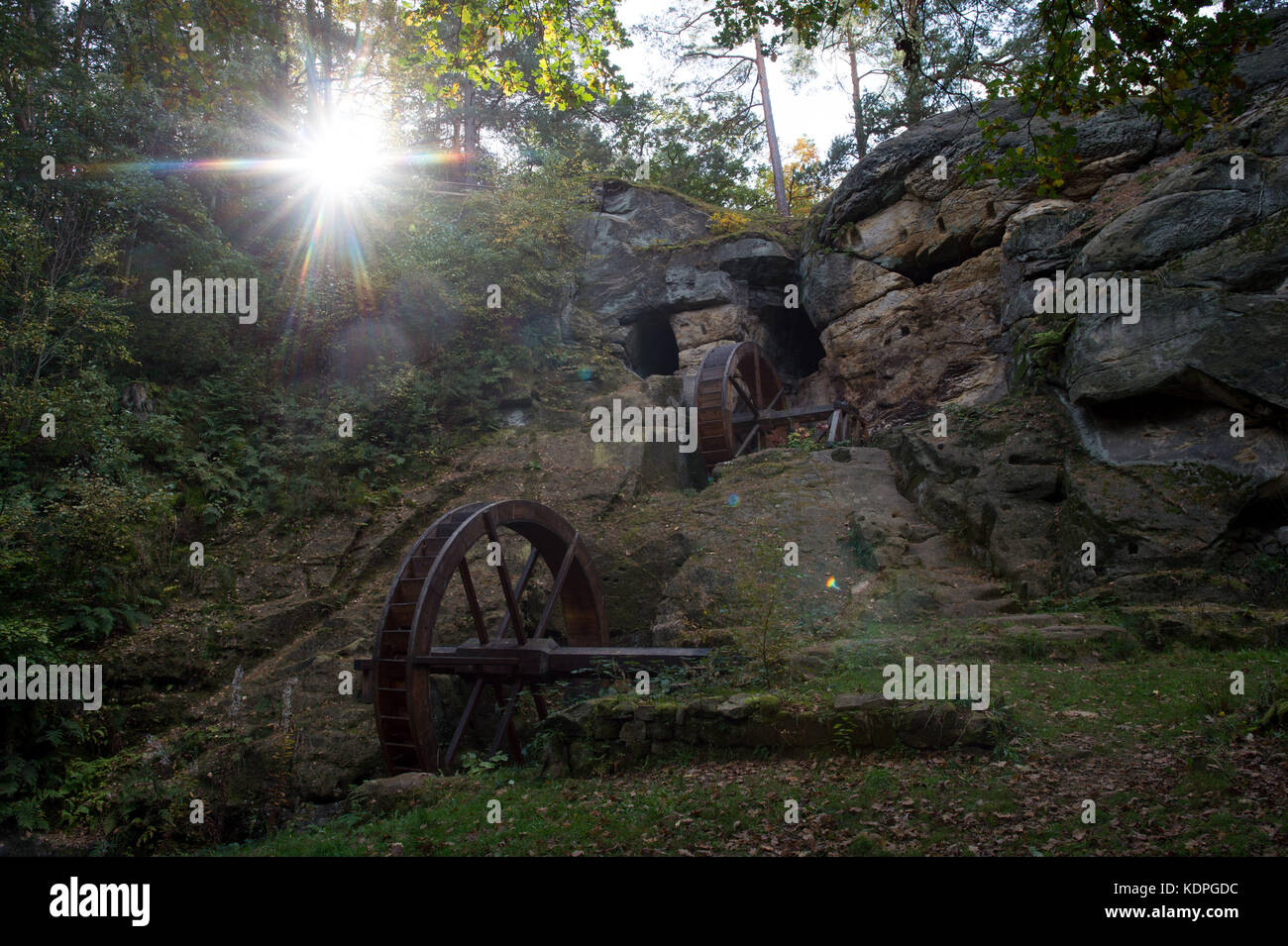 Blankenburg, Germania. 12 ottobre 2017. Il sole splende dietro le ruote del mulino Regenstein a Blankenburg, Germania, 12 ottobre 2017. Crediti: Klaus-Dietmar Gabbert/dpa-Zentralbild/dpa/Alamy Live News Foto Stock