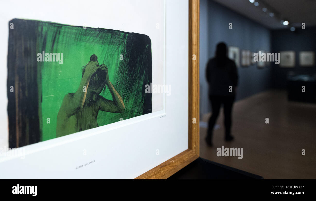 Dresda, Germania. 12 ottobre 2017. Una donna visita la mostra "Kaethe Kollwitz a Dresda" presso il Gabinetto per incisione del rame (Kupferstich-Kabinett) a Dresda, Germania, 12 ottobre 2017. La mostra si svolge tra il 19 ottobre 2017 e il 14 gennaio 2018. Crediti: Monika Skolimowska/dpa-Zentralbild/dpa/Alamy Live News Foto Stock