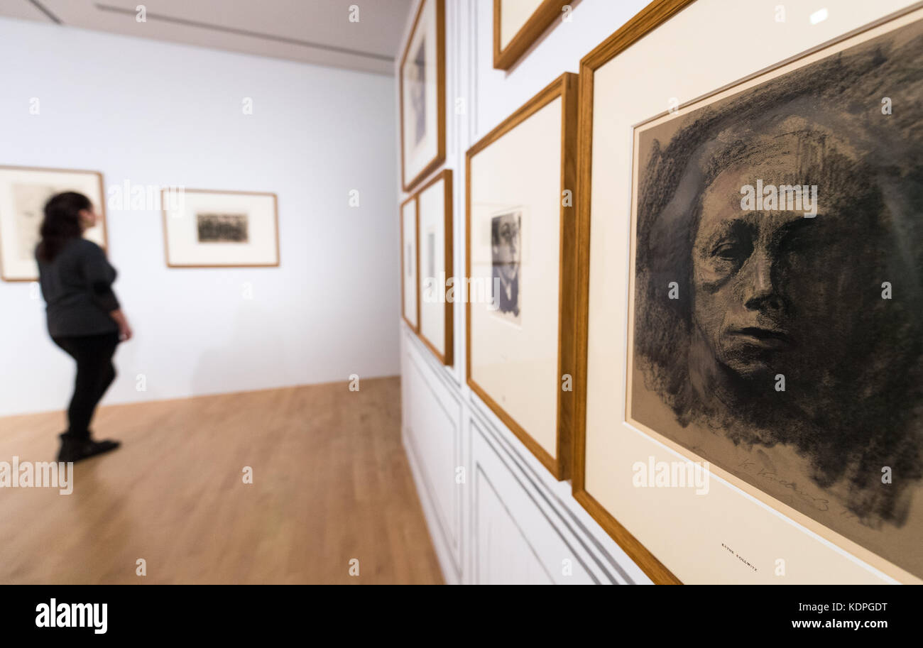 Dresda, Germania. 12 ottobre 2017. Una donna visita la mostra "Kaethe Kollwitz a Dresda" presso il Gabinetto per incisione del rame (Kupferstich-Kabinett) a Dresda, Germania, 12 ottobre 2017. La mostra si svolge tra il 19 ottobre 2017 e il 14 gennaio 2018. Crediti: Monika Skolimowska/dpa-Zentralbild/dpa/Alamy Live News Foto Stock