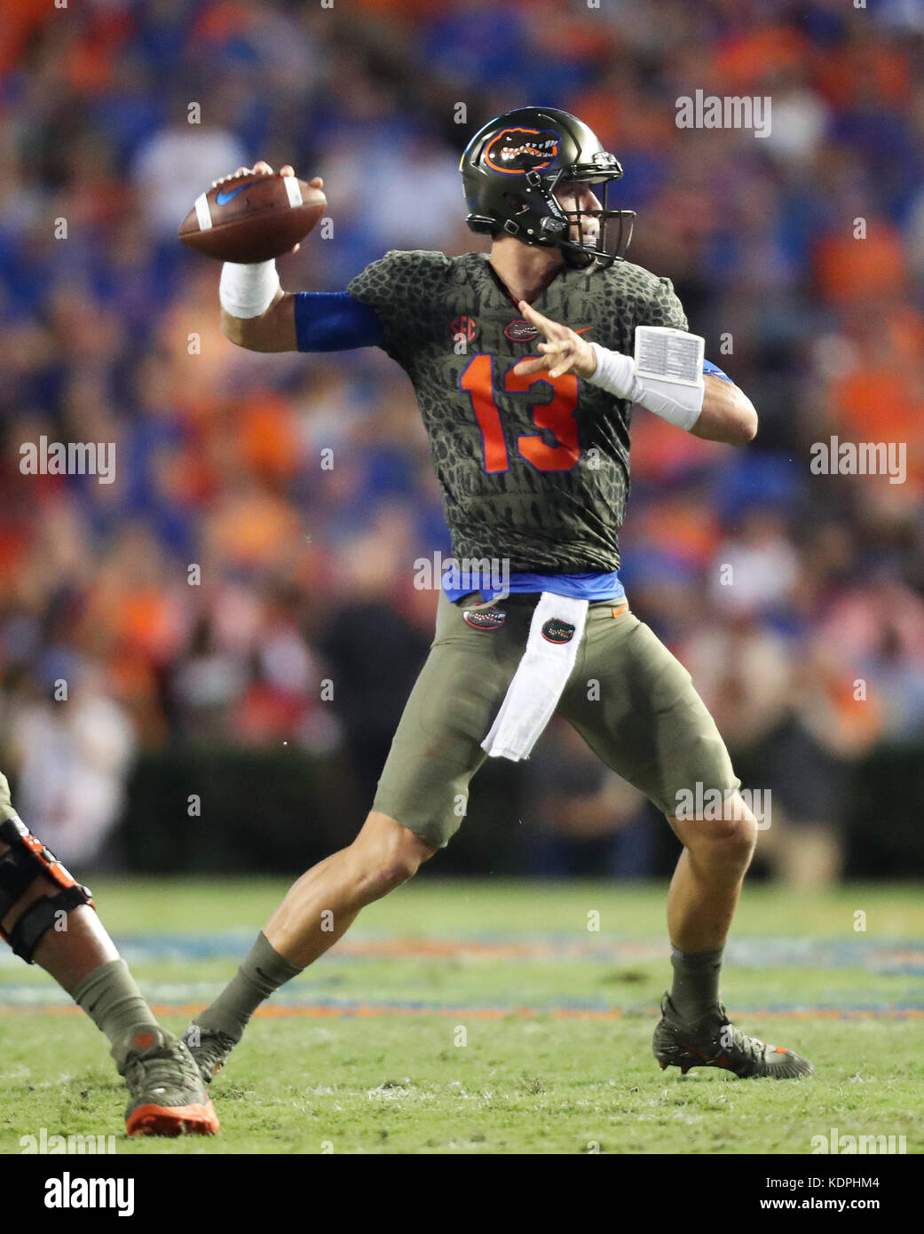 Gainesville, Florida, Stati Uniti d'America. Xiv oct, 2017. MONICA HERNDON | Orari.Florida Gators quarterback Feleipe Franks (13) passa nel corso del primo trimestre della Florida Gators partita contro Texas A&M, a Ben Hill Griffin Stadium, a Gainesville, Florida a metà, Florida è stato fino a 10 a 3. Credito: Monica Herndon/Tampa Bay volte/ZUMA filo/Alamy Live News Foto Stock