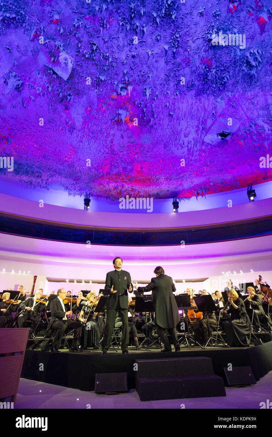 Ginevra, Svizzera. 14 ottobre 2017. Il tenore cinese Warren Mok (C) si esibisce durante un concerto tenuto al Palais des Nations, la sede europea delle Nazioni Unite a Ginevra, in Svizzera, 14 ottobre 2017. Un gruppo di prestigiosi musicisti provenienti da vari paesi della via della Seta si è esibito sabato in occasione di un concerto speciale presso la sede delle Nazioni Unite (ONU) come esempio di dialogo e comprensione interculturale. Crediti: Xu Jinquan/Xinhua/Alamy Live News Foto Stock