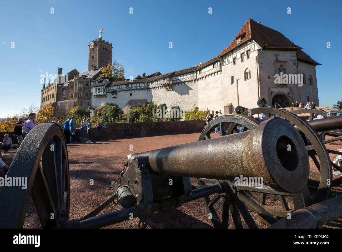 Eisenach, Germania. 14 ottobre 2017. Un canonico si trova presso il castello di Wartburg a Eisenach, in Germania, il 14 ottobre 2017. 200 anni fa, il 18 ottobre 2017, studenti e professori di quasi tutte le università protestanti si sono incontrati qui per protestare contro il settionalismo e per uno stato nazionale tedesco. Credito: dpa Picture Alliance/Alamy Live News Foto Stock