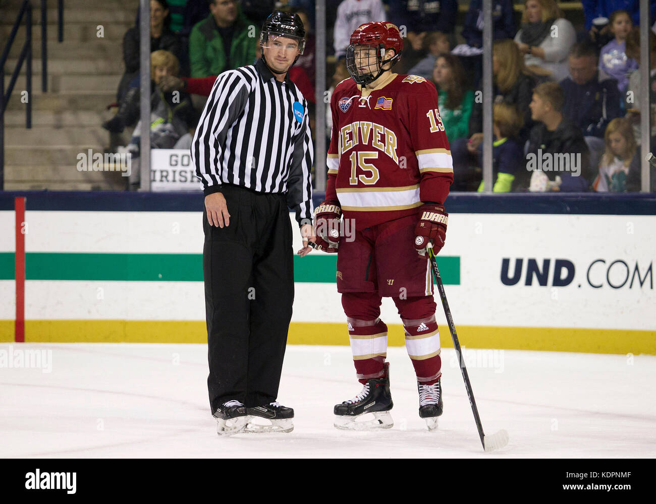 Ottobre 14, 2017: Denver difesa Ian Mitchell (15) parla con un funzionario durante il NCAA Hockey gioco azione tra la cattedrale di Notre Dame Fighting Irish e i pionieri di Denver a Compton famiglia Ice Arena in South Bend, Indiana. Denver sconfitto Notre Dame 4-2. John Mersits/CSM Foto Stock