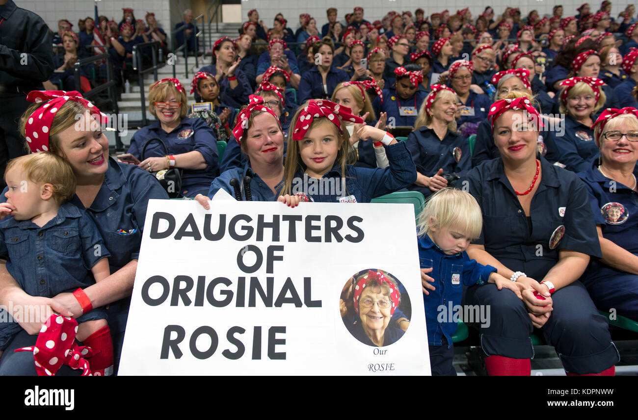 Ypsilanti, Michigan, Stati Uniti d'America. Xiv oct, 2017. Le donne partecipano in un tentativo di Eastern Michigan University per impostare un Guinness World Record per il maggior numero di Rosie la rivettatrici. Alcuni 3,755 uomini, donne e bambini sono stati contati ufficialmente in frantumi il precedente record detenuto da Richmond, California. Il record mondiale di sforzo porta l'attenzione alla campagna per rinnovare la Willow Run, fabbrica home dell'originale Rosie la rivettatrice durante la seconda guerra mondiale. Credito: Brian Cahn/ZUMA filo/Alamy Live News Foto Stock