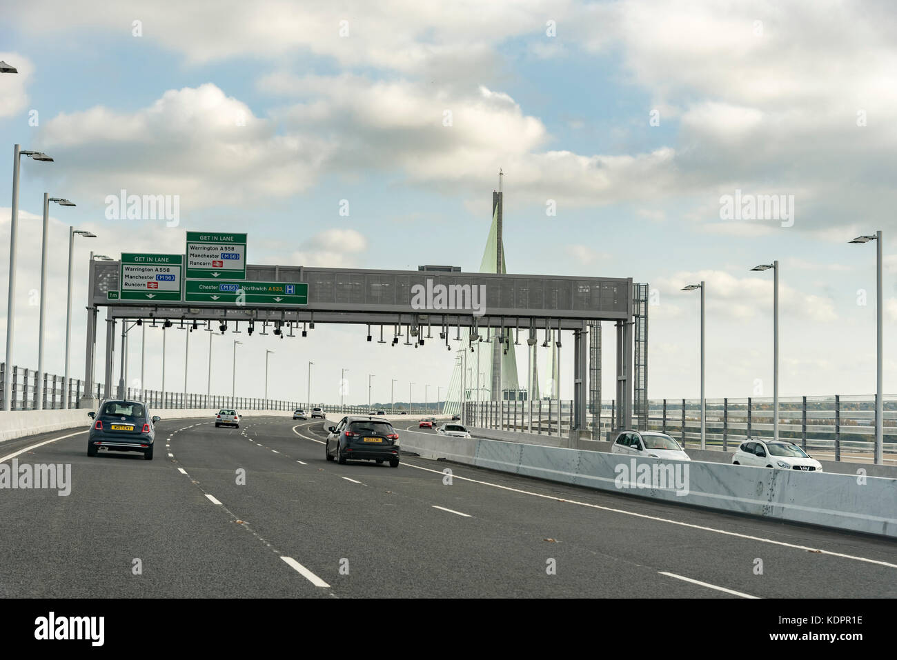 Runcorn. Regno Unito. Il 15 ottobre. 2017. Il nuovo Gateway Mersey ponte che attraversa il fiume Mersey su di esso il primo weekend aperto al traffico. La foto mostra le telecamere che raccolgono i pedaggi. Foto Stock