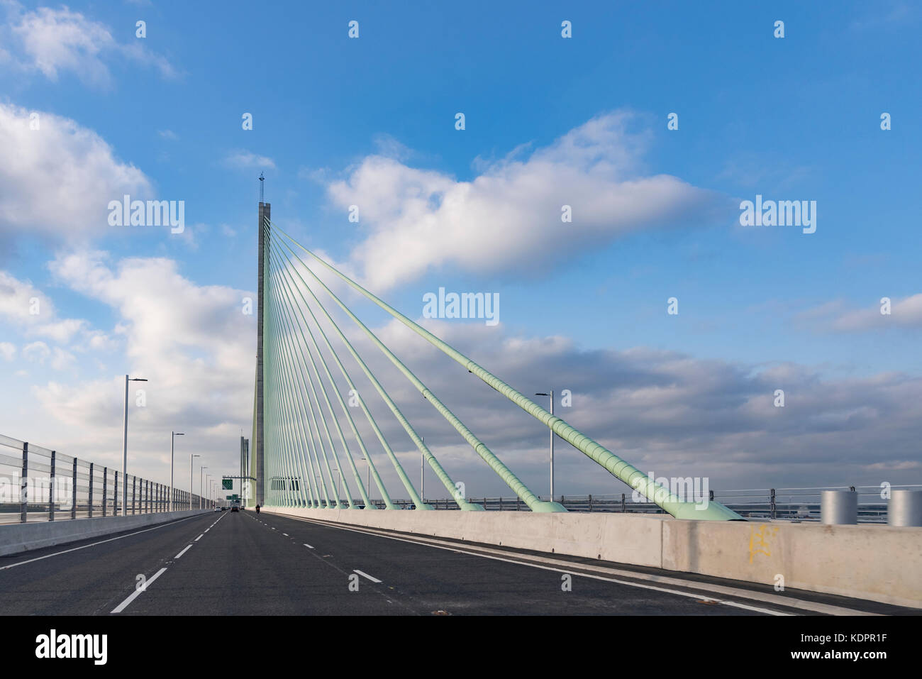 Runcorn. Regno Unito. Il 15 ottobre. 2017. Il nuovo Gateway Mersey ponte che attraversa il fiume Mersey su di esso il primo weekend aperto al traffico. Il ponte aperto a 1 secondo dopo la mezzanotte di ottobre il XIV ed è previsto per un costo di £1,75 miliardi. Non c è opposizione locale al £2.00 pedaggio per automobili per ogni incrocio che potrebbe causare problemi per molti di coloro che hanno per utilizzare il ponte regolarmente come il vecchio pedaggio libera il ponte è chiuso dir riparazioni. Credito: John Davidson foto/Alamy Live News Runcorn. Regno Unito. Il 15 ottobre. 2017. Credito: John Davidson foto/Alamy Live News Foto Stock