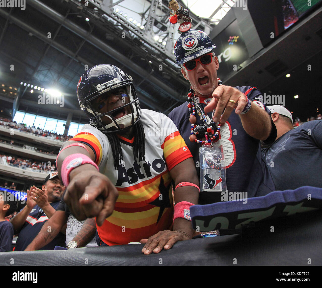 Houston, TX, Stati Uniti d'America. 15 ottobre, 2017. Houston Texans tifosi durante il gioco di NFL tra i Cleveland Browns e Houston Texans al NRG Stadium di Houston, TX. John Glaser/CSM/Alamy Live News Foto Stock