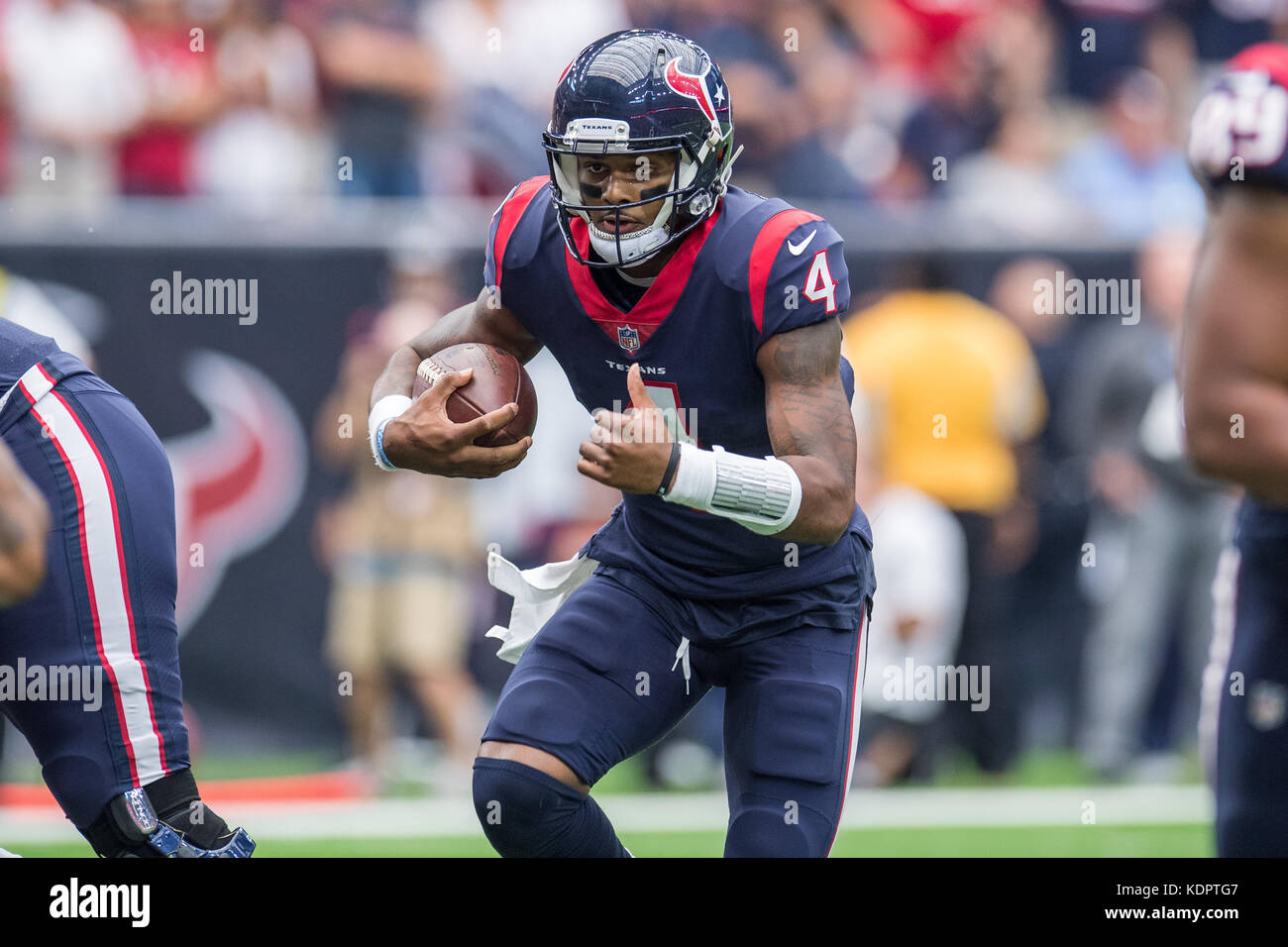Houston, TX, Stati Uniti d'America. 15 ottobre, 2017. Houston Texans quarterback Deshaun Watson (4) corre con la palla durante il secondo trimestre di NFL di una partita di calcio tra la Houston Texans e i Cleveland Browns a NRG Stadium di Houston, TX. Trask Smith/CSM/Alamy Live News Foto Stock