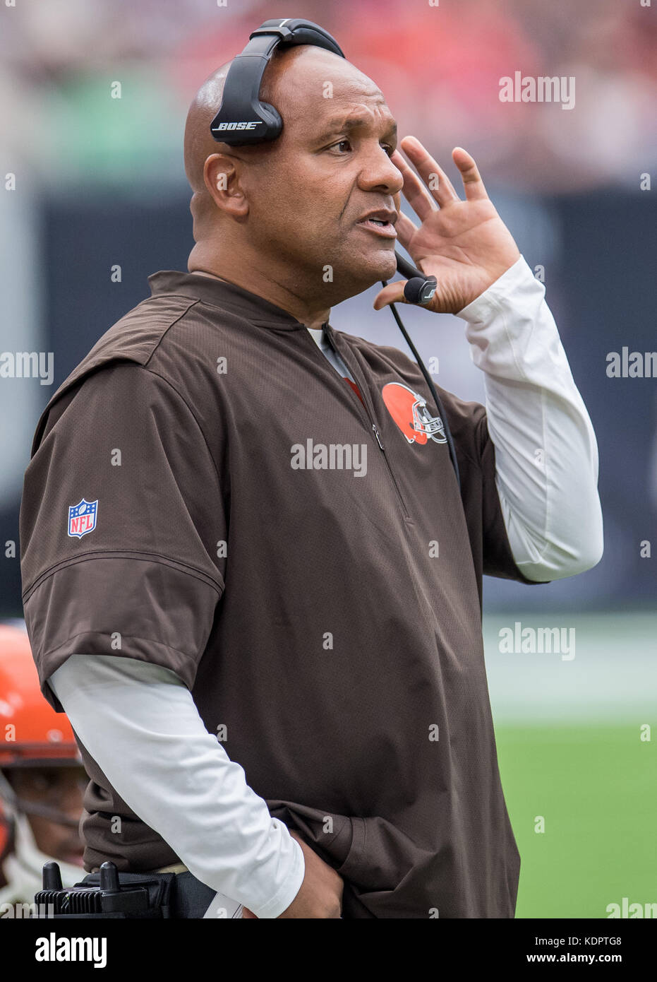 Houston, TX, Stati Uniti d'America. 15 ottobre, 2017. Cleveland Browns head coach Hue Jackson durante il secondo trimestre di NFL di una partita di calcio tra la Houston Texans e i Cleveland Browns a NRG Stadium di Houston, TX. Trask Smith/CSM/Alamy Live News Foto Stock