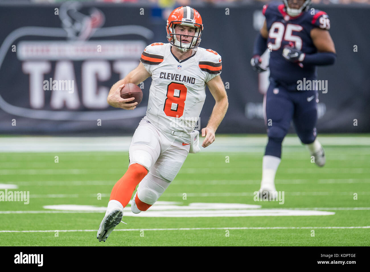 Houston, TX, Stati Uniti d'America. 15 ottobre, 2017. Cleveland Browns quarterback Kevin Hogan (8) corre con la palla durante il secondo trimestre di NFL di una partita di calcio tra la Houston Texans e i Cleveland Browns a NRG Stadium di Houston, TX. Trask Smith/CSM/Alamy Live News Foto Stock