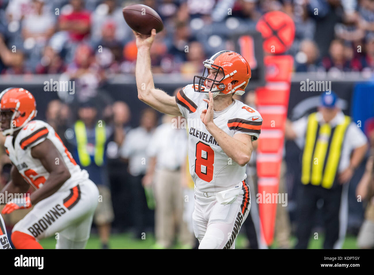 Houston, TX, Stati Uniti d'America. 15 ottobre, 2017. Cleveland Browns quarterback Kevin Hogan (8) passa la palla durante il primo trimestre di NFL di una partita di calcio tra la Houston Texans e i Cleveland Browns a NRG Stadium di Houston, TX. Trask Smith/CSM/Alamy Live News Foto Stock