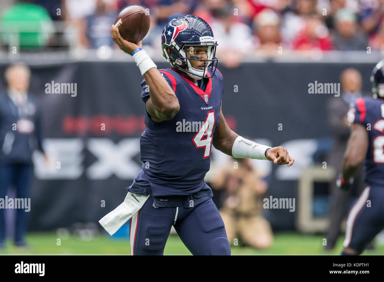 Houston, TX, Stati Uniti d'America. 15 ottobre, 2017. Houston Texans quarterback Deshaun Watson (4) passa la palla durante il primo trimestre di NFL di una partita di calcio tra la Houston Texans e i Cleveland Browns a NRG Stadium di Houston, TX. Trask Smith/CSM/Alamy Live News Foto Stock
