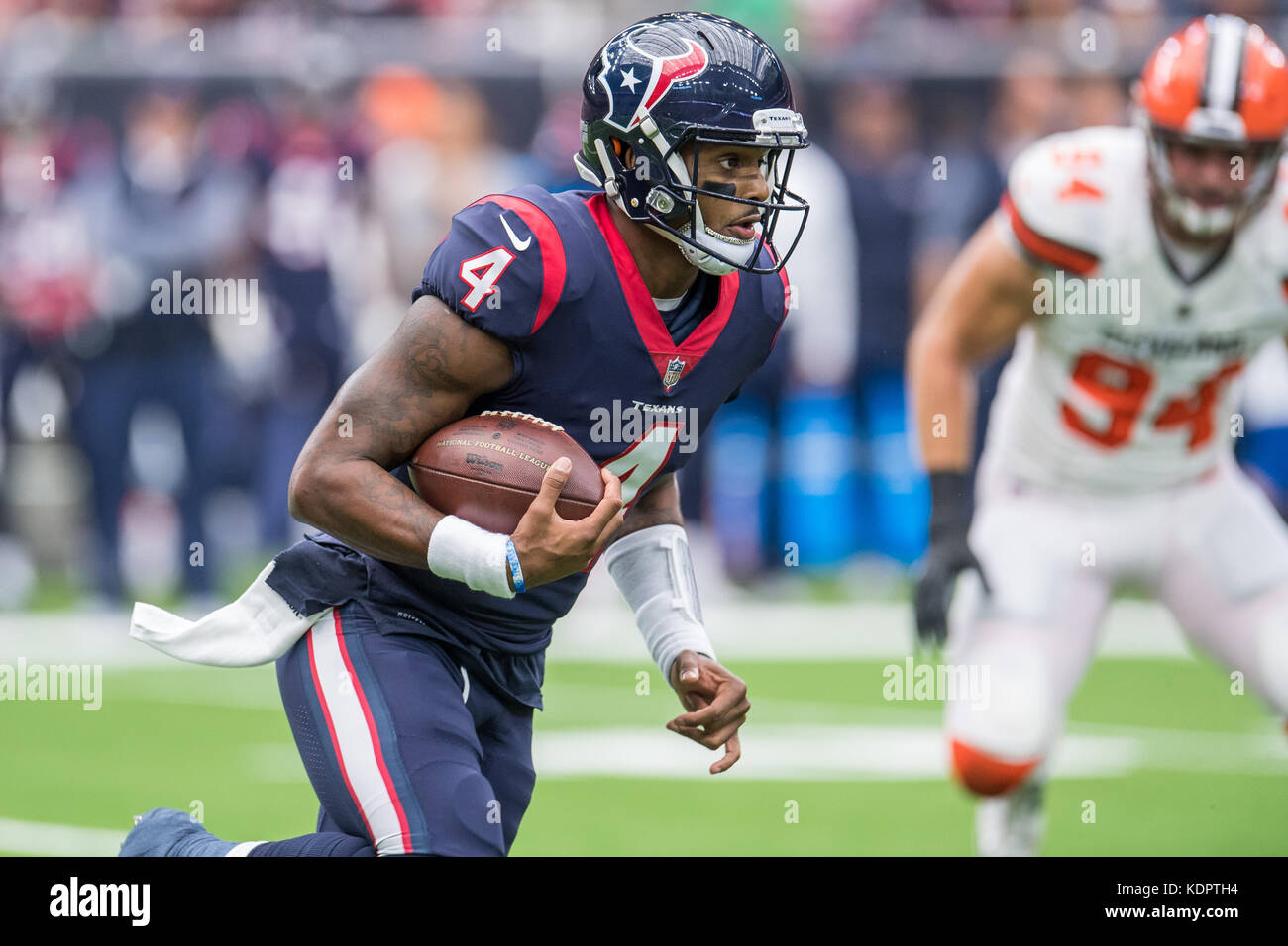 Houston, TX, Stati Uniti d'America. 15 ottobre, 2017. Houston Texans quarterback Deshaun Watson (4) corre con la palla durante il primo trimestre di NFL di una partita di calcio tra la Houston Texans e i Cleveland Browns a NRG Stadium di Houston, TX. Trask Smith/CSM/Alamy Live News Foto Stock