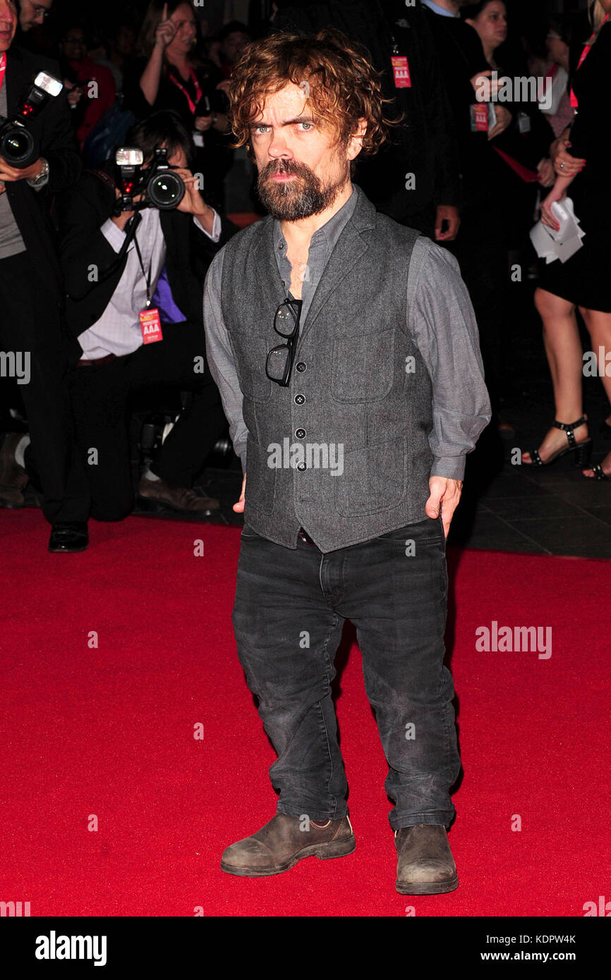 Londra, Regno Unito. 15 ottobre, 2017. Peter Dinklage frequentando la chiusura notturna per Gala BFI London Film Festival di Odeon Leicester Square 15 ottobre 2017 Credit: Peter Phillips/Alamy Live News Foto Stock