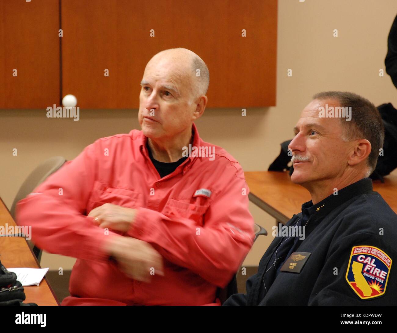 California gov. Jerry brown, sinistra, si siede con cal fire direttore capo ken pimlott durante un briefing sulla wild incendi lambente Sonoma County ottobre 14, 2017 in Santa Rosa, California. Foto Stock