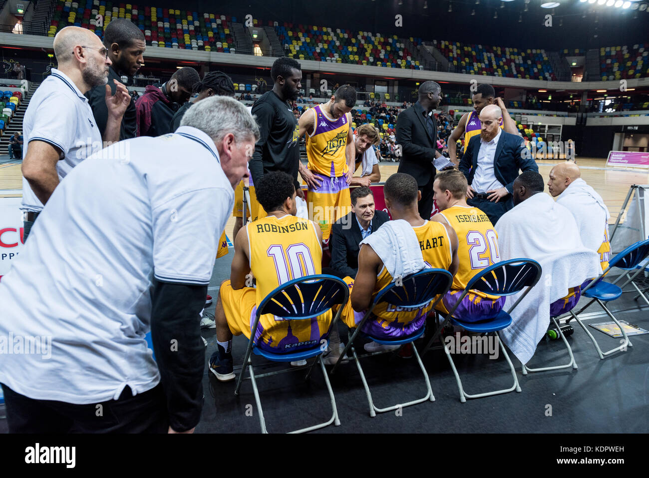 Londra, Regno Unito. Xv oct, 2017. bbl: london lions vs leeds vigore alla casella di rame arena london Lion's ha dominato il gioco il cliente alla fine del match 103 vs 54. london Lion's team con pulmann mariusz karol durante un time out. Credito: pmgimaging/alamy live news Foto Stock