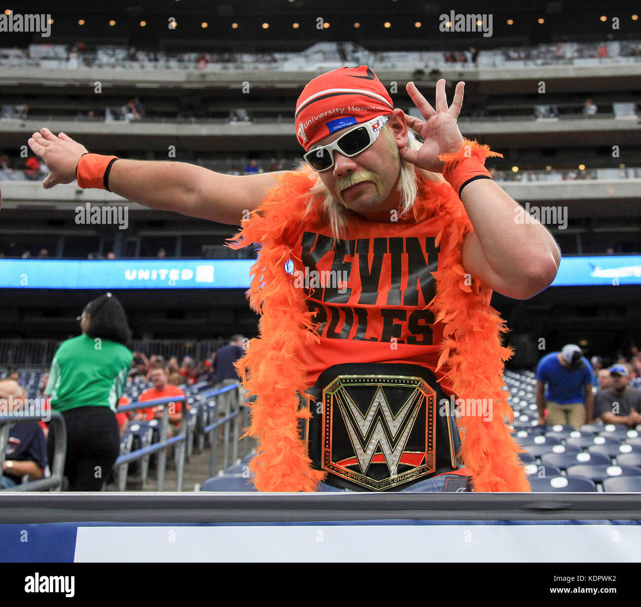 Houston, TX, Stati Uniti d'America. 15 ottobre, 2017. A Cleveland Browns ventola durante il gioco di NFL tra i Cleveland Browns e Houston Texans al NRG Stadium di Houston, TX. John Glaser/CSM/Alamy Live News Foto Stock