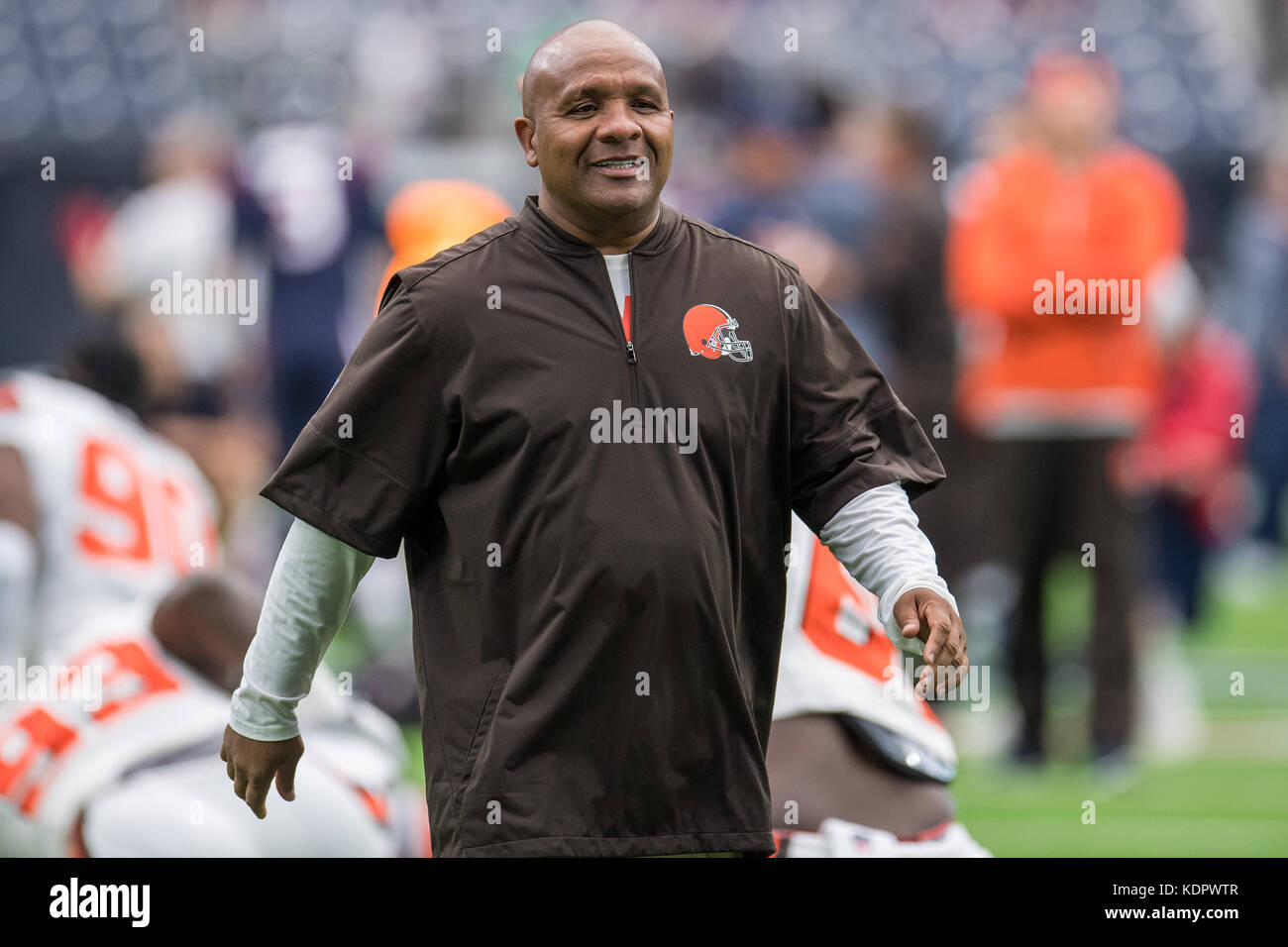 Houston, TX, Stati Uniti d'America. 15 ottobre, 2017. Cleveland Browns head coach Hue Jackson prima di NFL di una partita di calcio tra la Houston Texans e i Cleveland Browns a NRG Stadium di Houston, TX. I Texans hanno vinto 33-17.Trask Smith/CSM/Alamy Live News Foto Stock
