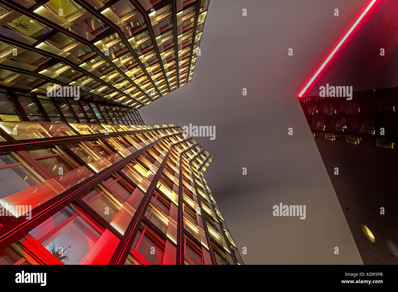 Ufficio illuminato di alta altezza Tanzende Türme, Reeperbahn, St. Pauli, Amburgo, Germania Foto Stock