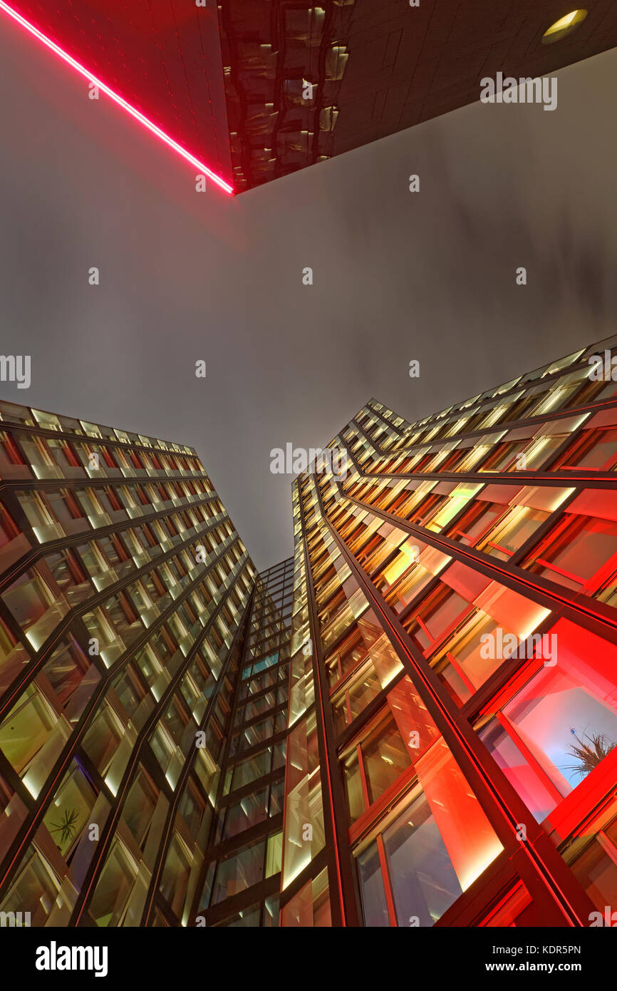 Ufficio illuminato di alta altezza Tanzende Türme, Reeperbahn, St. Pauli, Amburgo, Germania Foto Stock