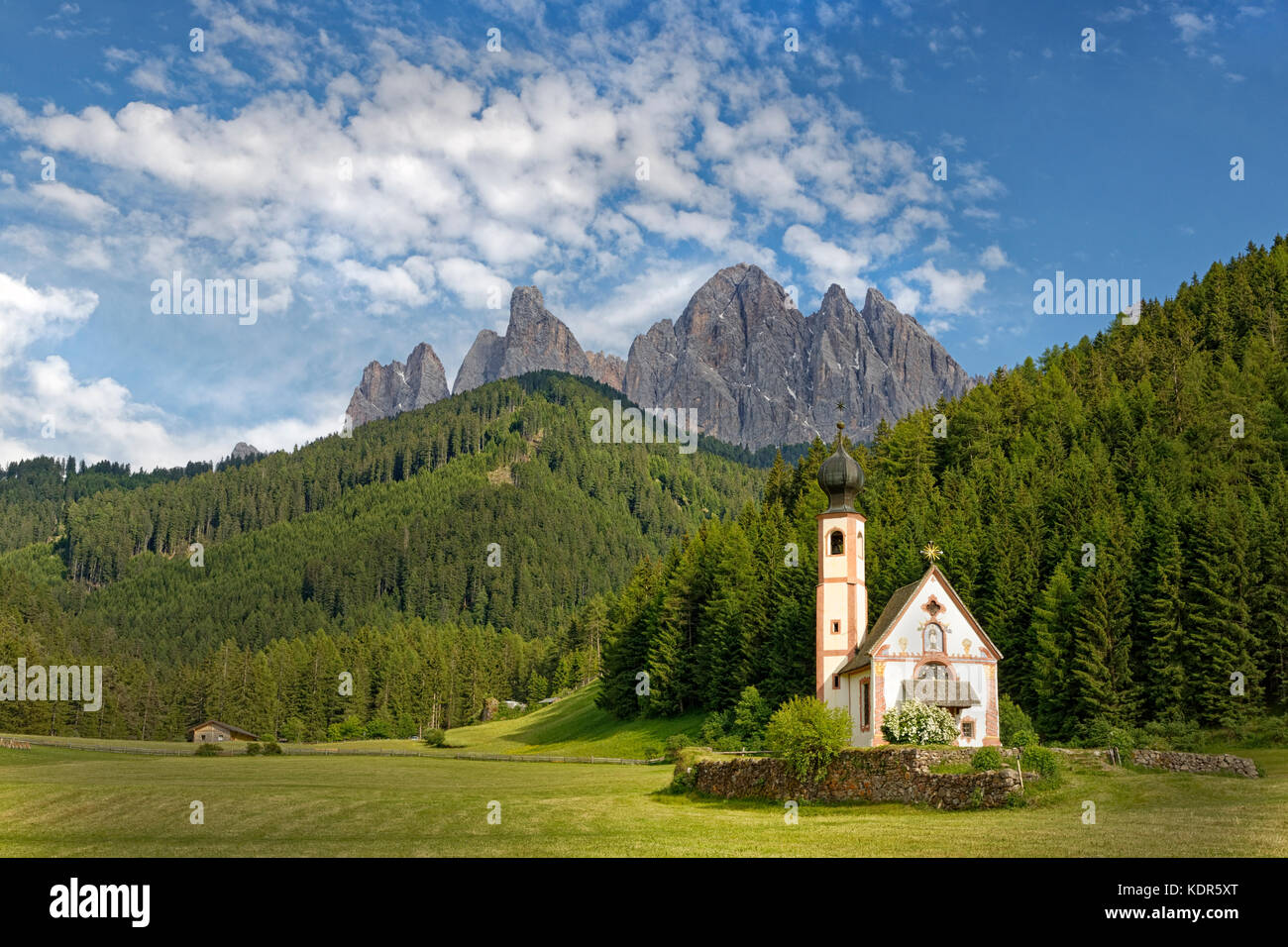 Cappella di st.johann con geisler groupe, Val di Funes, provincia di alto adige, italia, europa Foto Stock