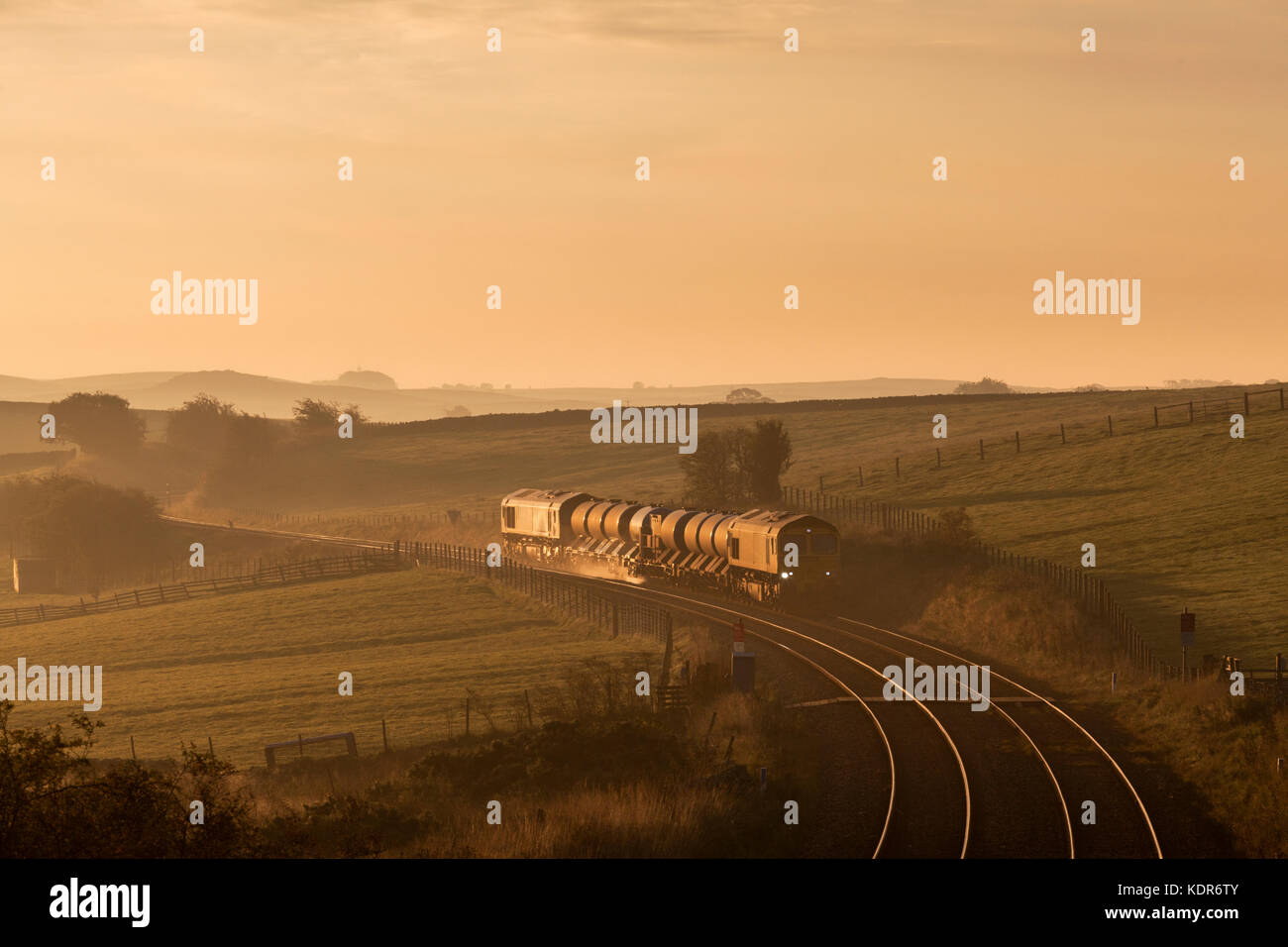 Una rete ferrovia del fungo della rotaia del treno di trattamento, lavaggio le foglie dal fungo della rotaia passa Clapham (Yorkshire) trainati da dirigere i servizi ferroviari di classe 66's Foto Stock